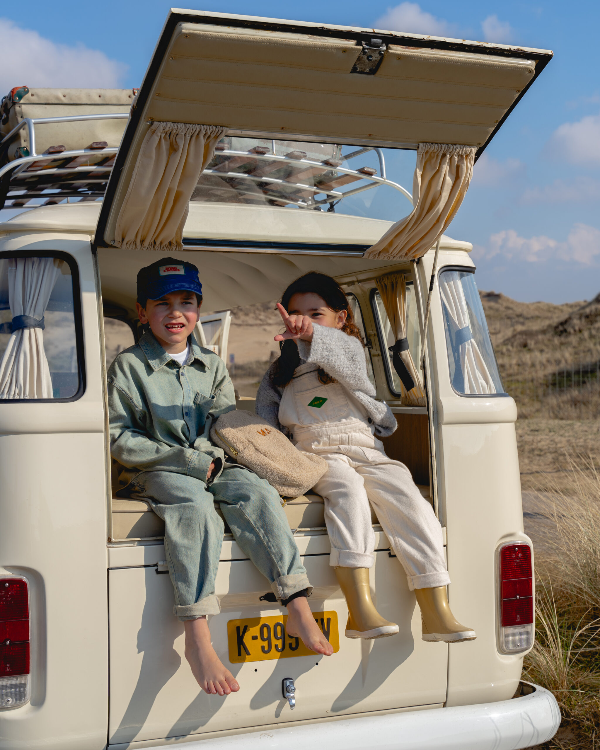 Duinshoot fotoshoot met kinderen in een camper voor studio noos