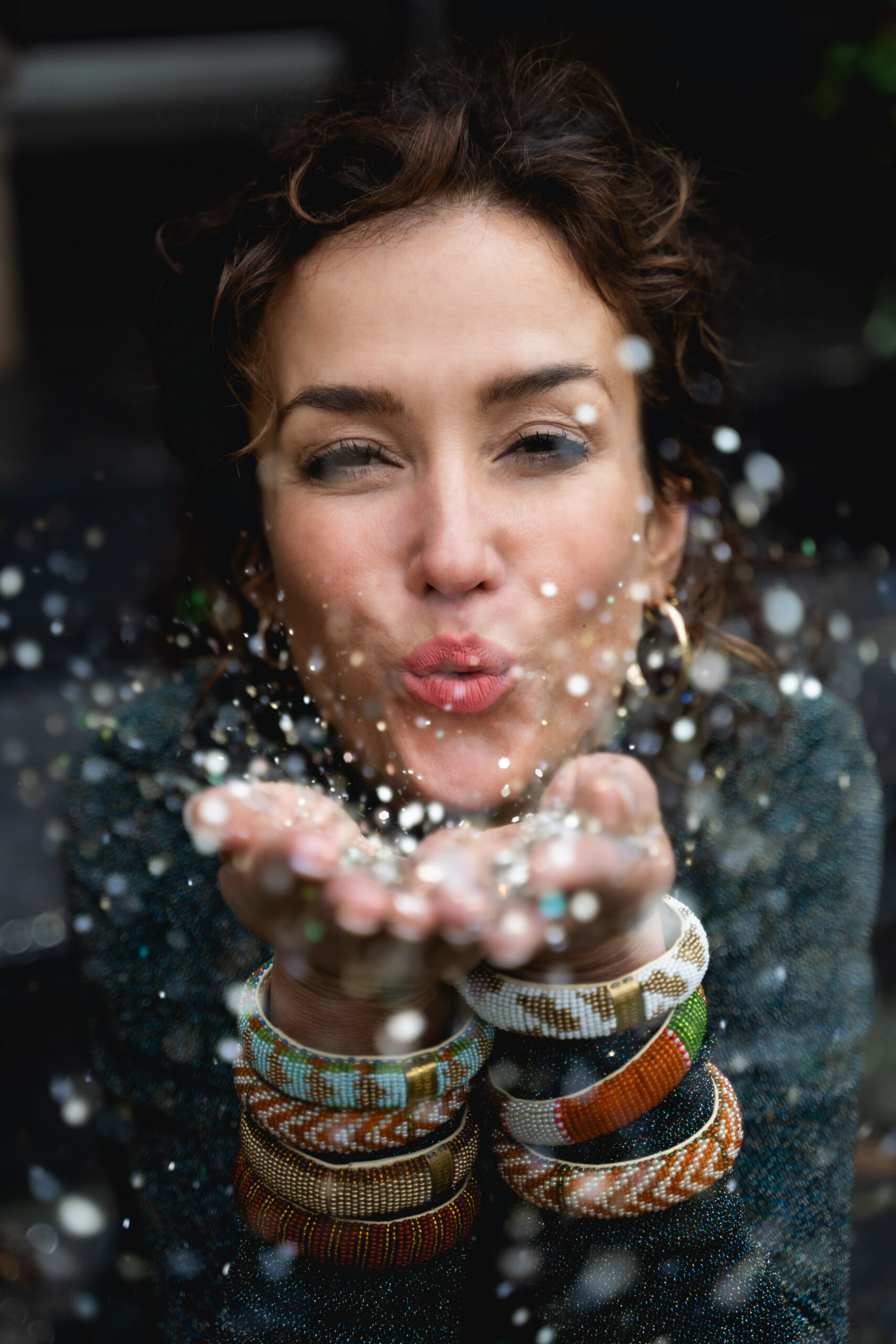 Fotoshoot met Katja Schuurman voor merk Return to Sender promotie van armbanden